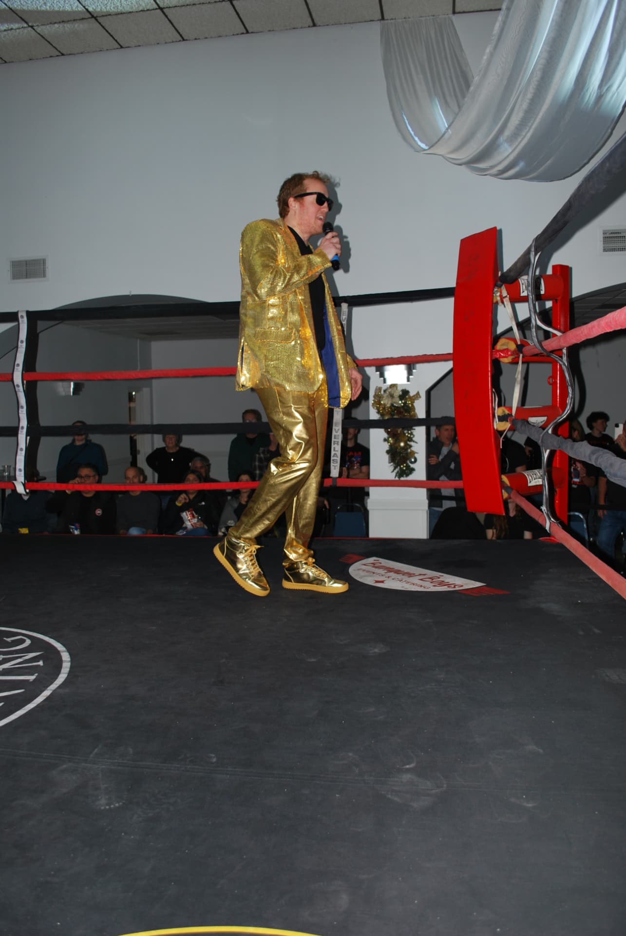 The FFAC ring announcer in a gold suit working the crowd